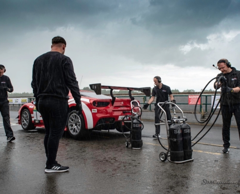 Ferrari 488 Challenge tyre change